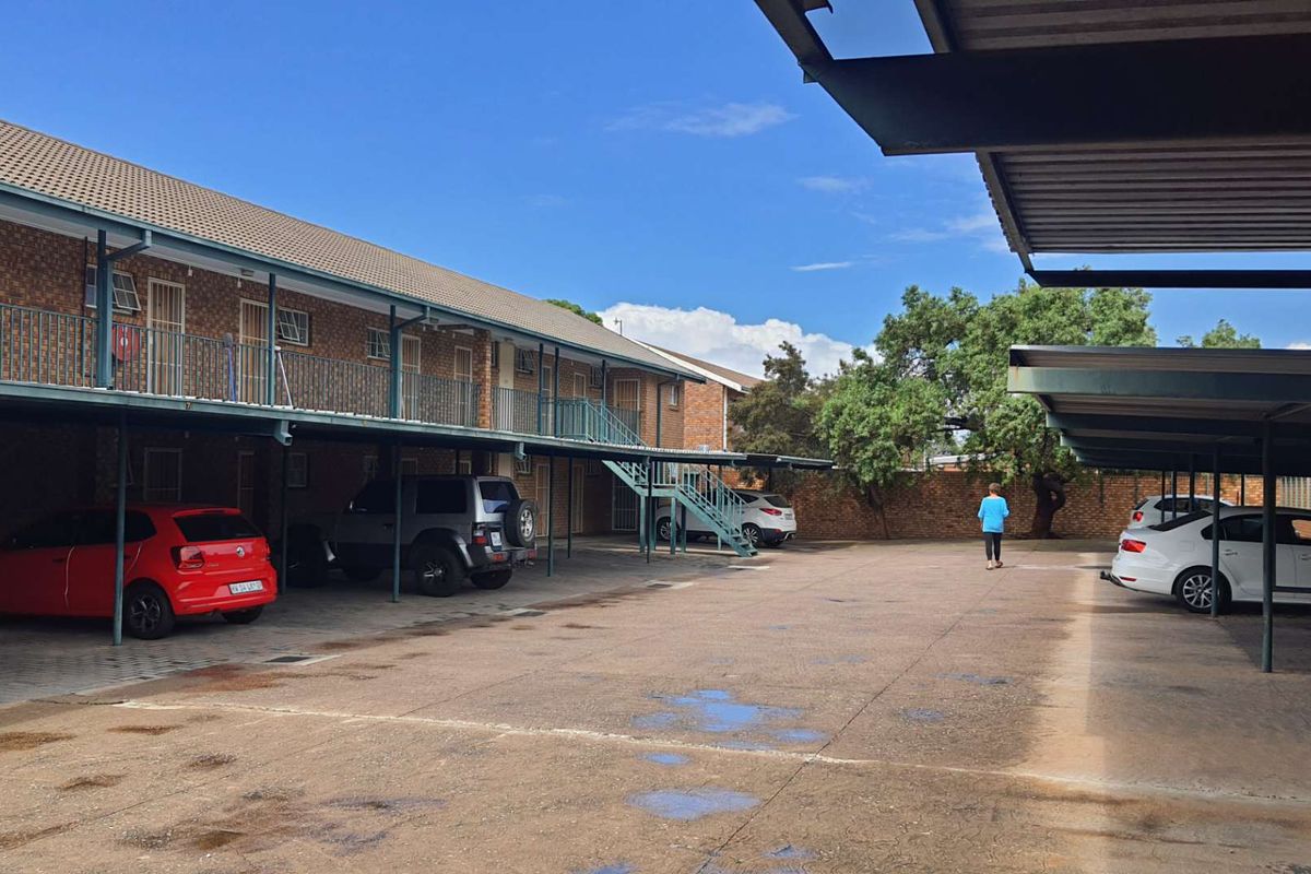 **Bachelor Apartment for Sale in Tranquil Rietfontein Location** - Photo 4