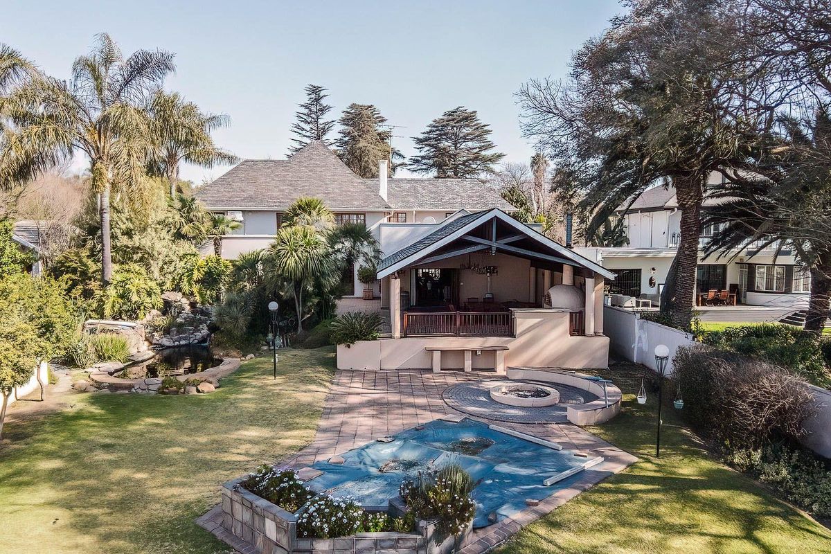 Secluded Luxury Home with Stunning Bird Sanctuary Views - Photo 2