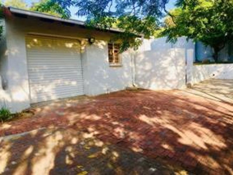 4 Bedroom House for Sale in Bryanston West - Photo 2