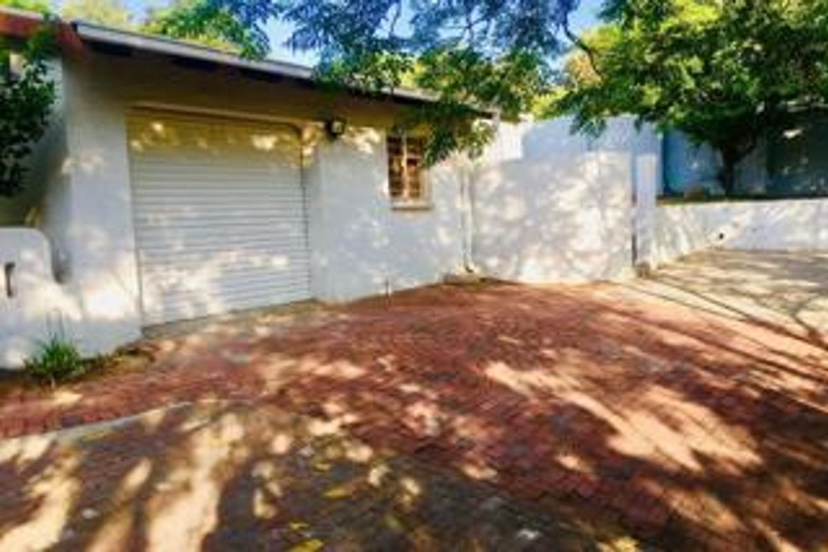 4 Bedroom House for Sale in Bryanston West - Photo 2