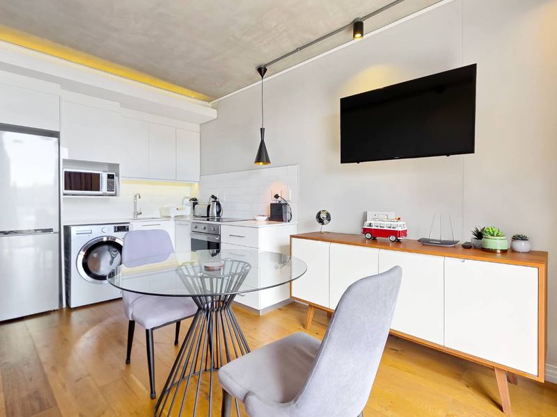 Unlock City Living & Returns | Balcony | Park Bay | Pool & Airbnb Potential - Photo 5