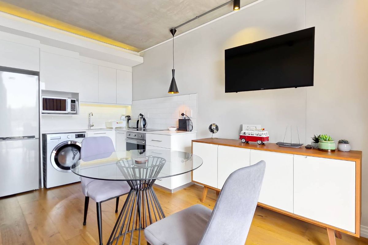 Unlock City Living & Returns | Balcony | Park Bay | Pool & Airbnb Potential - Photo 5
