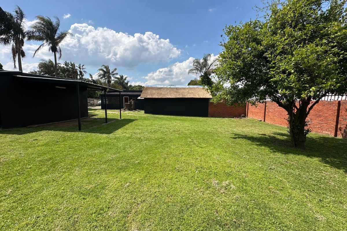 4 BEDROOM FAMILY HOME WITH BACHELOR FLAT - Photo 3