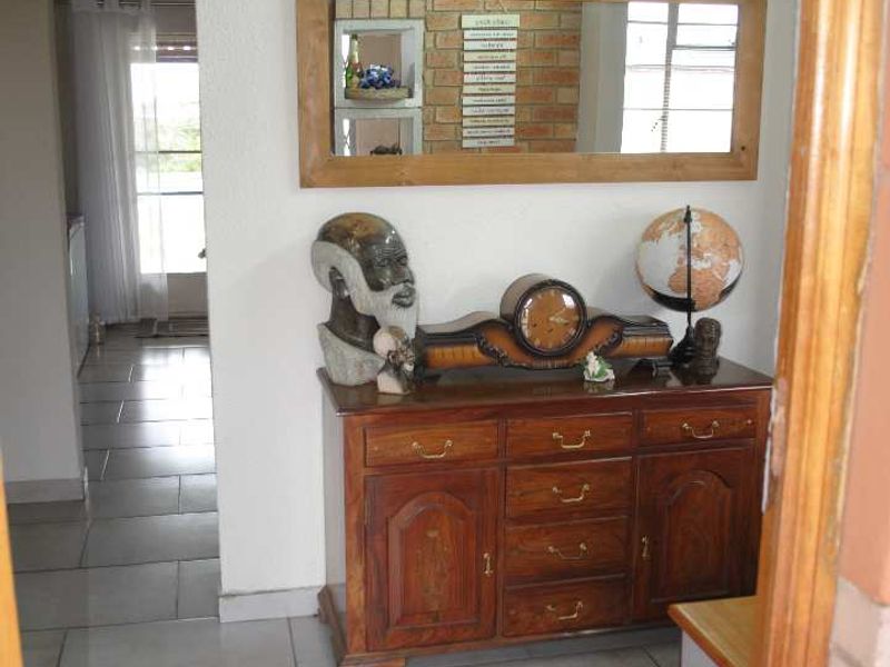 Lovely Family Home Spacious yard with pool fully Backup Generator and  6.7kva battery system - Photo 8