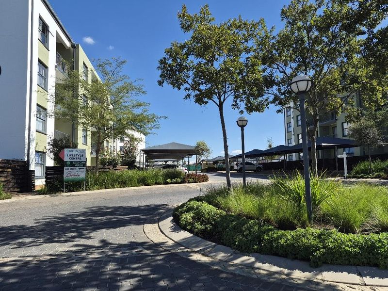 Stunning two-bedroom in Greenpark Lifestyle complex - Photo 2