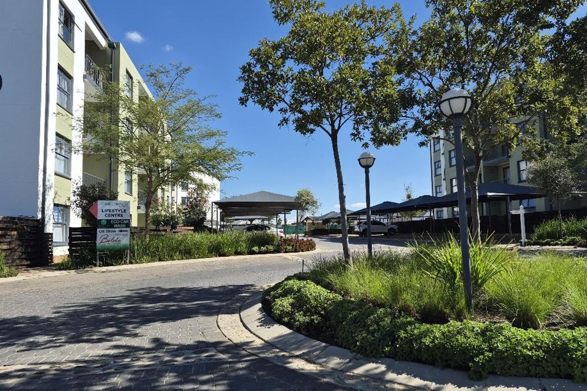 Stunning two-bedroom in Greenpark Lifestyle complex - Photo 2