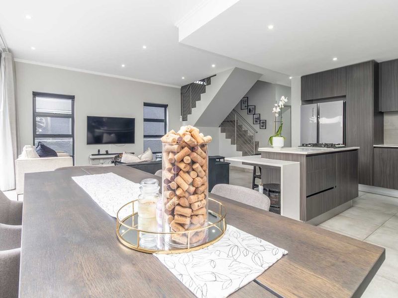 "Luxurious Modern Home with En-Suite Bedrooms and Balcony" - Photo 3