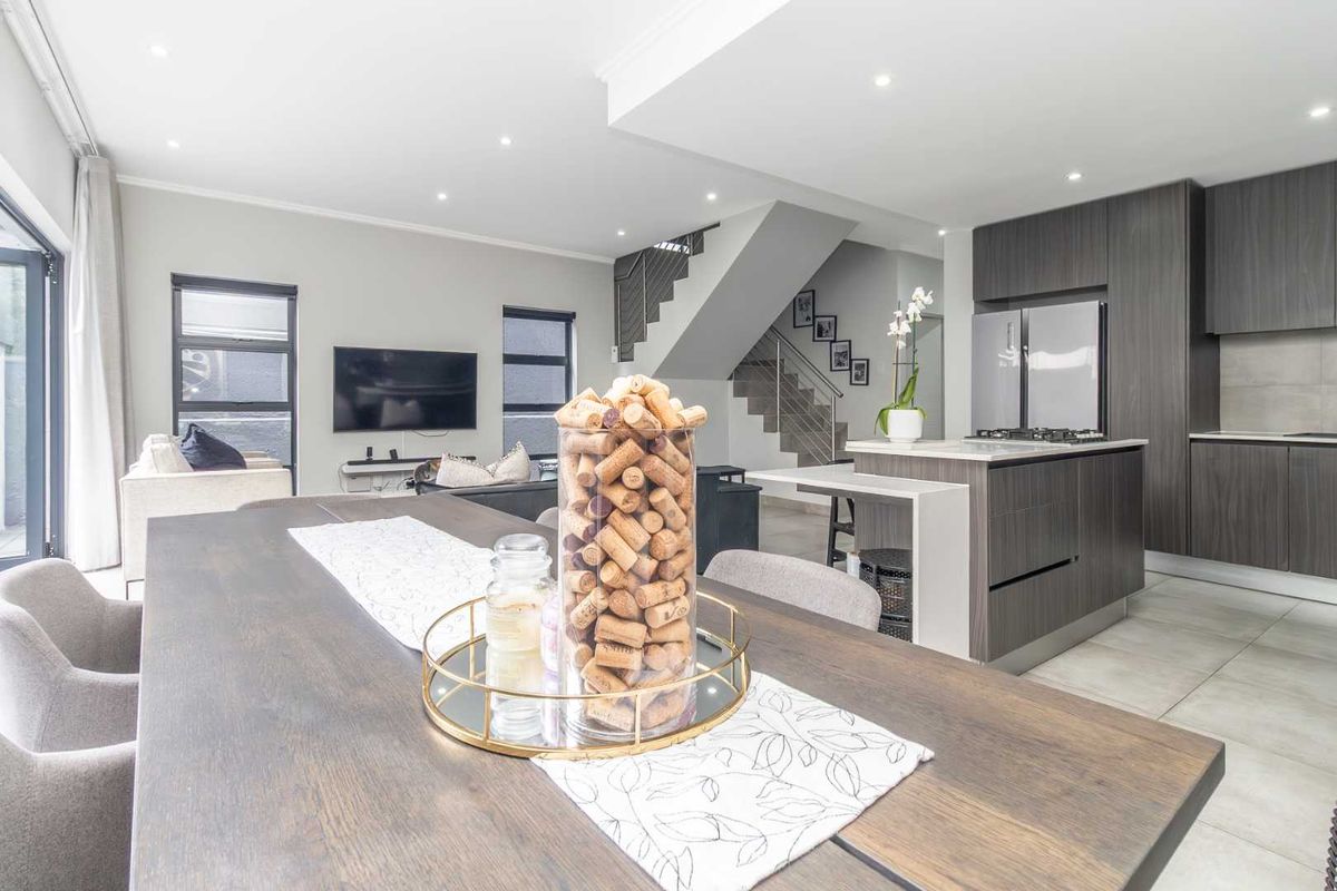 "Luxurious Modern Home with En-Suite Bedrooms and Balcony" - Photo 3