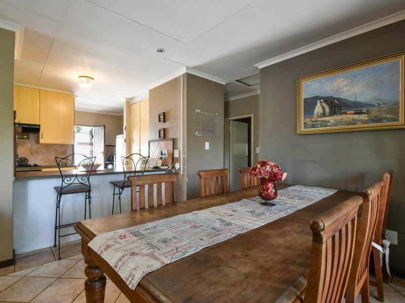 Three bedroom simplex in security complex - Moreleta Park - Photo 8