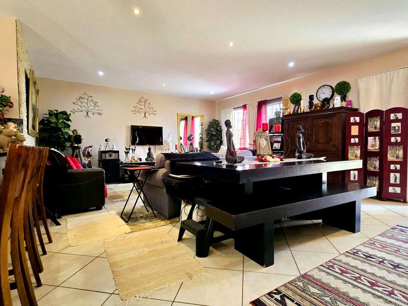 MODERN 4 BEDROOM TOWNHOUSE IN MOOIKLOOF RIDGE - Photo 6