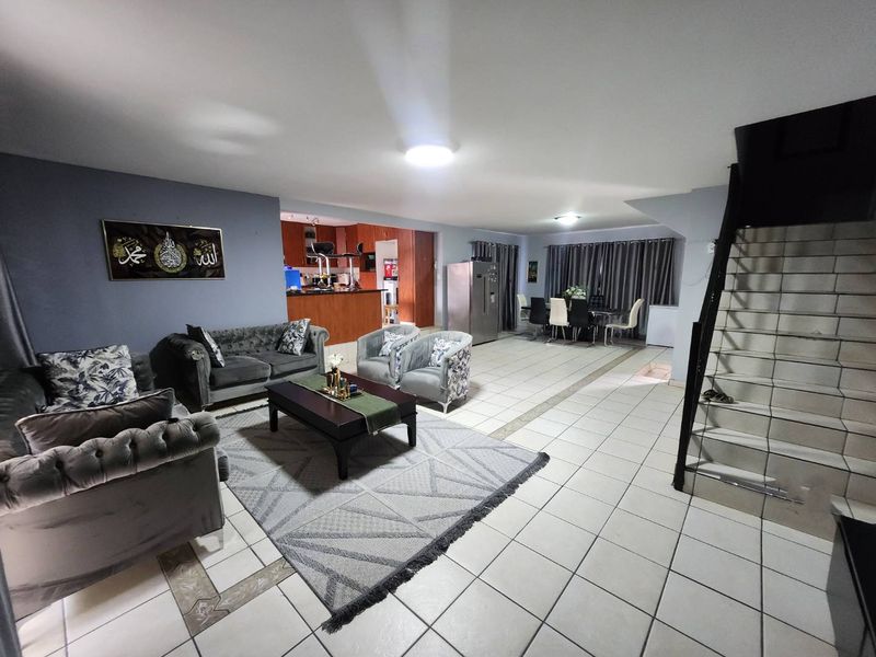 STUNNING HOME IN THE HEART OF OAKDENE - Photo 9