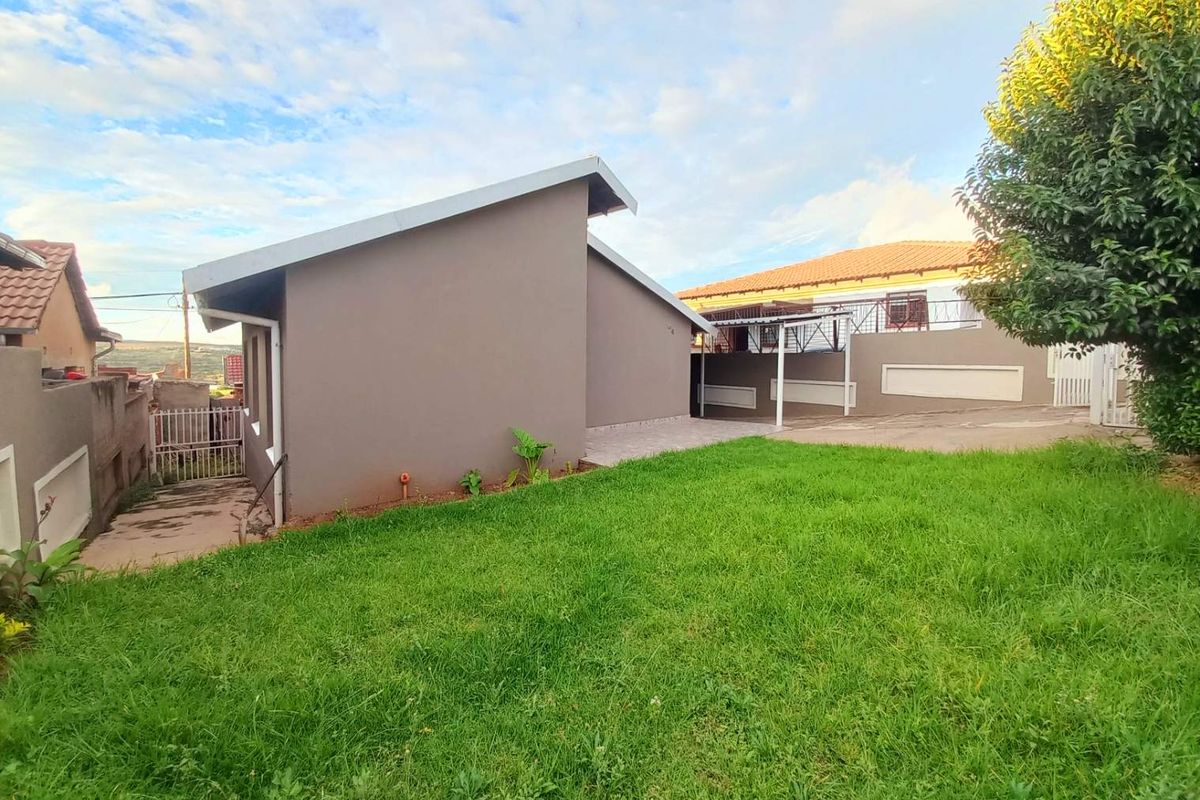 Three bedrooms house for sale in Atteridgeville - Photo 2