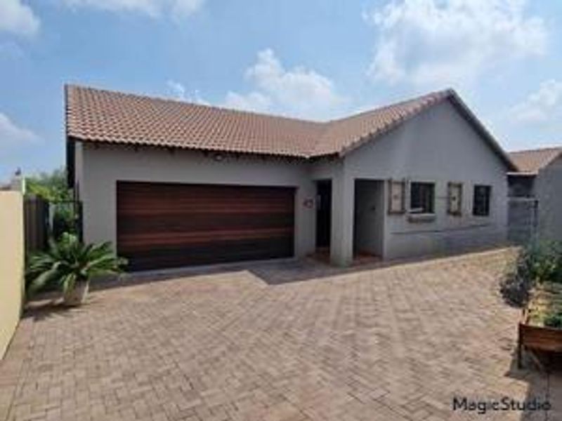 THATCHFIELD SECURITY ESTATE - NEWLY RENOVATED 3 BEDROOM FAMILY HOUSE - Photo 3