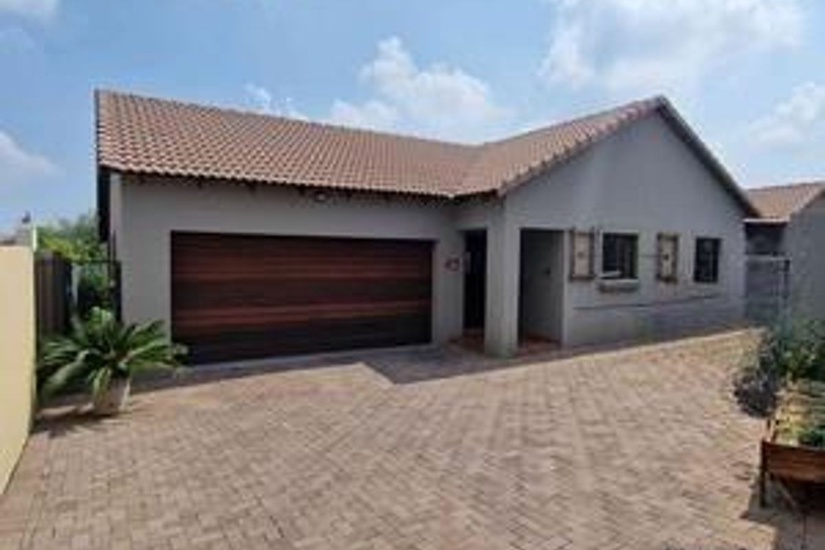 THATCHFIELD SECURITY ESTATE - NEWLY RENOVATED 3 BEDROOM FAMILY HOUSE - Photo 3