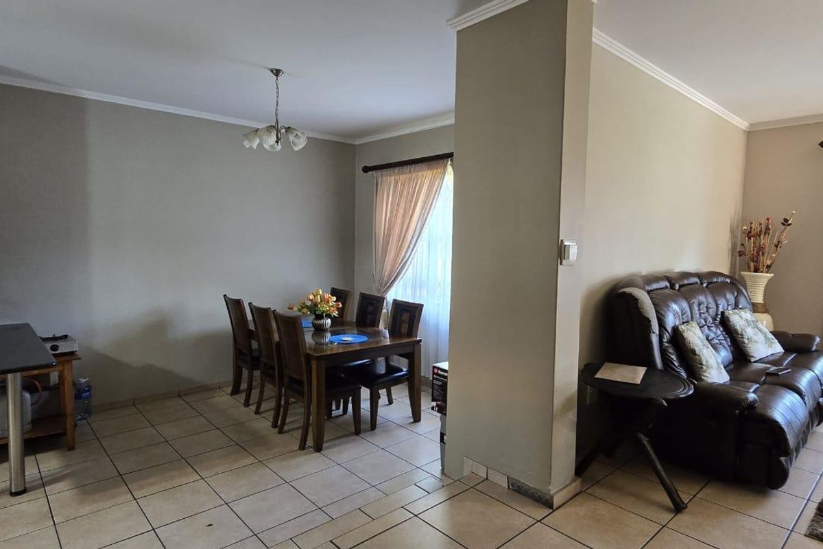 Elegant 4-Bedroom Family Home For Sale in Rooihuiskraal North, Pretoria South - Photo 3