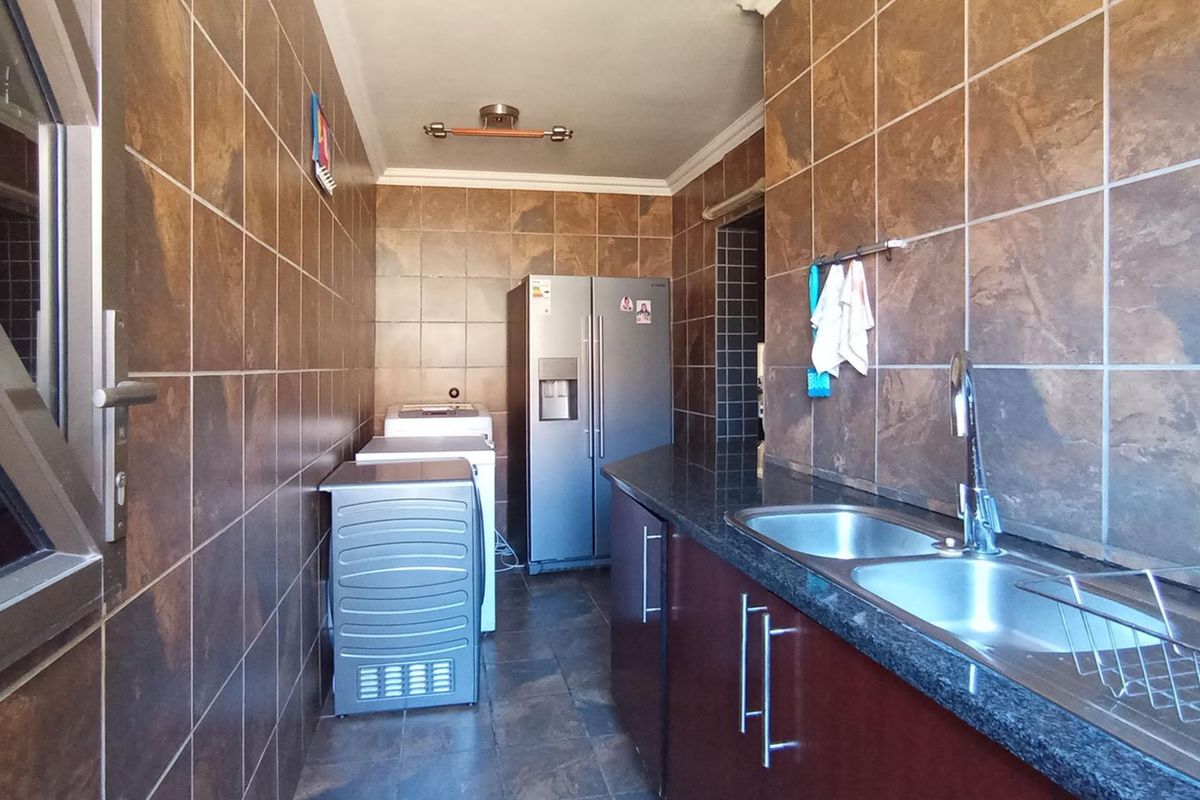 Spacious 3-Bedroom Home with Pool & Perfect Family Space - Photo 4