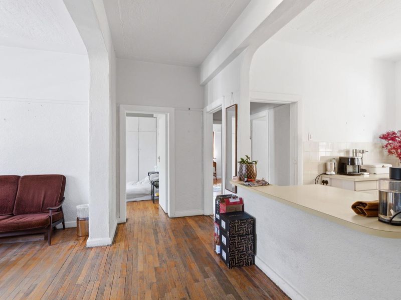 Charming Art Deco Corner Apartment with North Facing Views in Upper Gardens - Photo 4