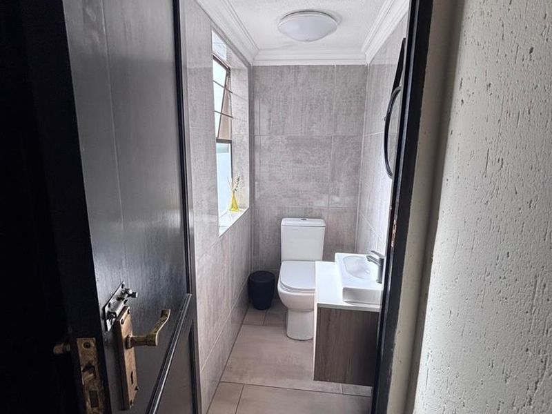 Ultra-Modern 3-Bedroom Townhouse with Solar & Private Garden – Secure - Photo 6
