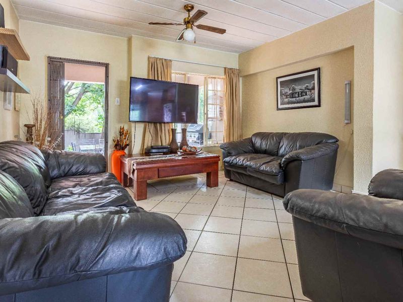 Priced to sell, offers from R875 000 will be considered. - Photo 3