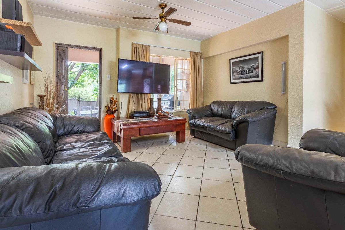 Priced to sell, offers from R875 000 will be considered. - Photo 3