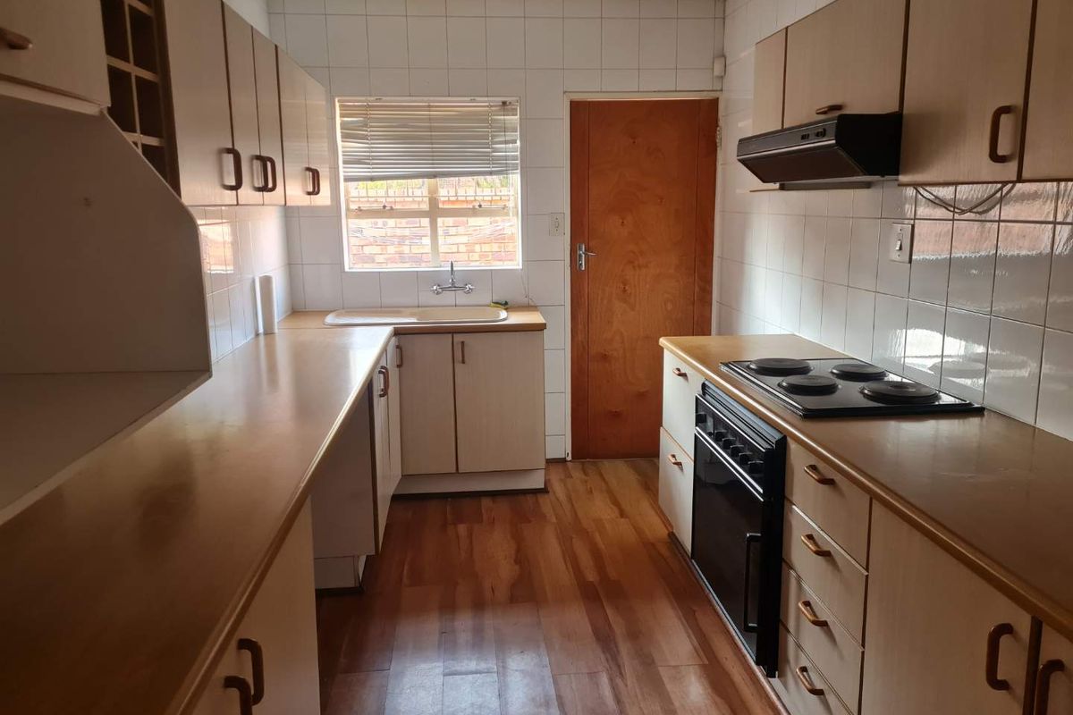 VERY NEAT - SPRINGVALE PRIMARY OPPOSITE THE ROAD - Photo 3