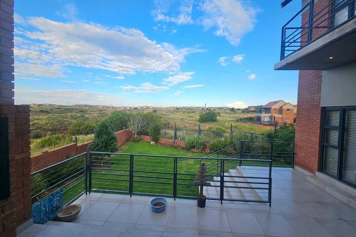 Luxury Meets Nature – Free-Standing 3 Bedroom Corner Home in Wild Olive - Photo 5