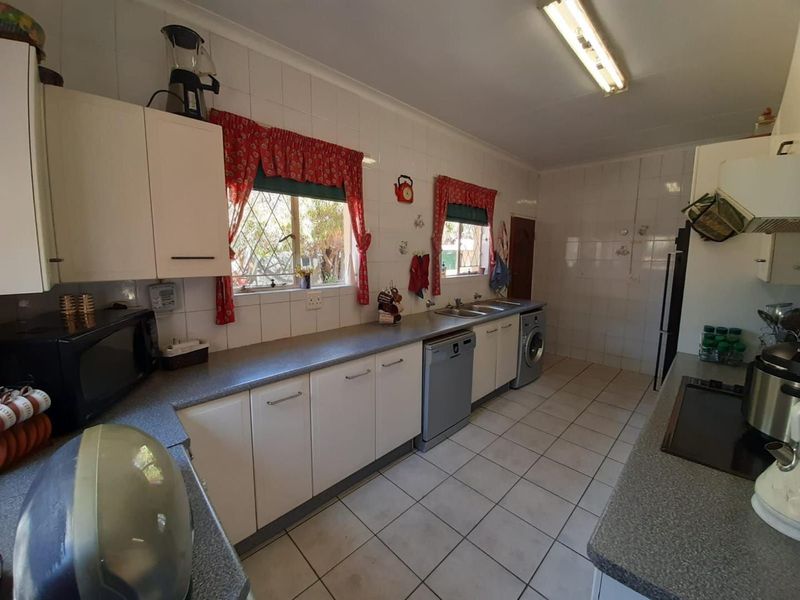 Spacious Family Home with Flatlet, Pool & Prime Location - Photo 5