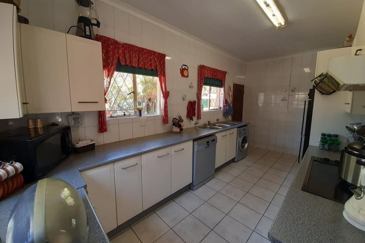 Spacious Family Home with Flatlet, Pool & Prime Location - Photo 5