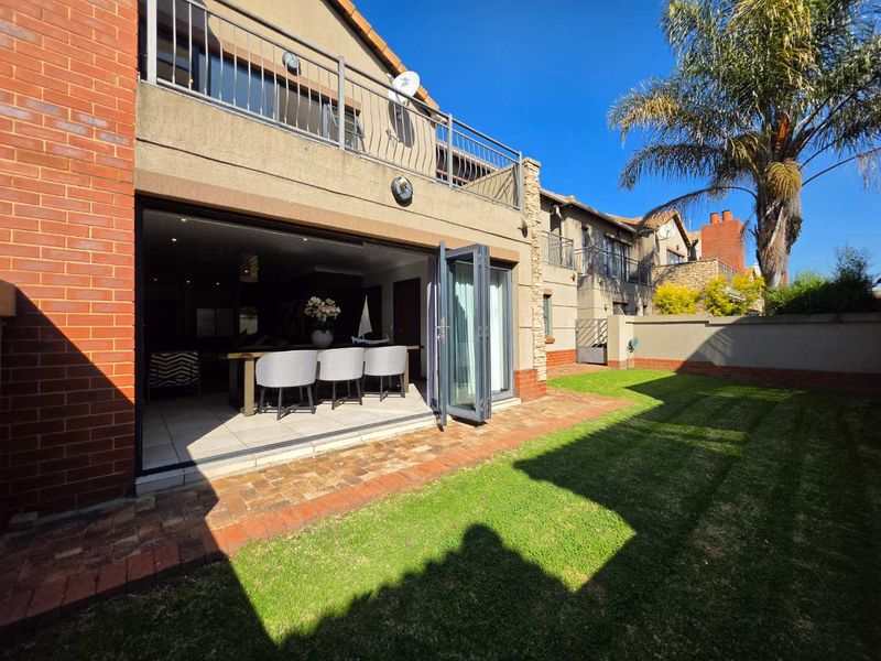 North-Facing | Full Solar | Immaculate Lock-Up-and-Go in Ebotse Golf Estate - Photo 2