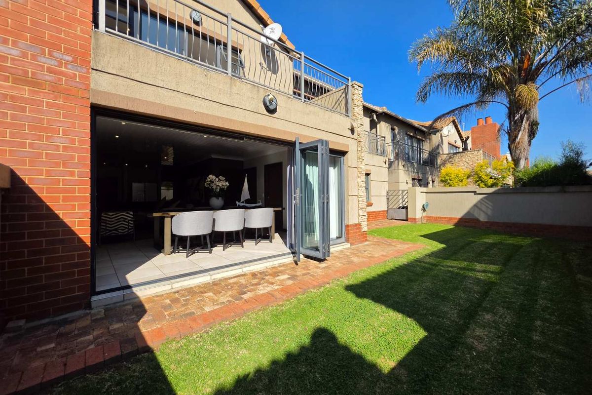 North-Facing | Full Solar | Immaculate Lock-Up-and-Go in Ebotse Golf Estate - Photo 2