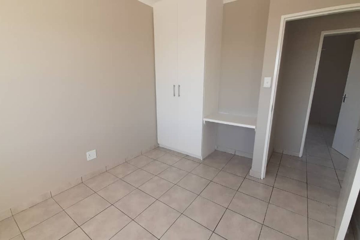 safe two bedroom apartment near amenities - Photo 3