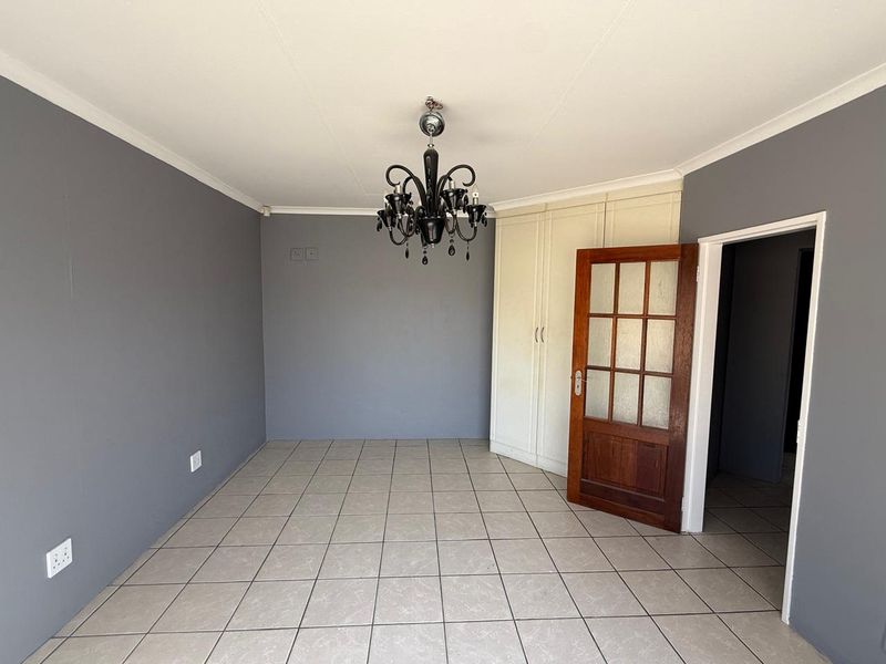 Spacious 4-Bedroom Family Home to rent in tranquil Rynfield AH - Photo 6