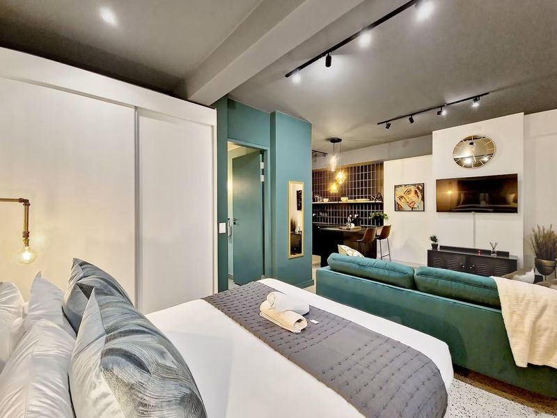 Fully Furnished Chic City Pad - Photo 7