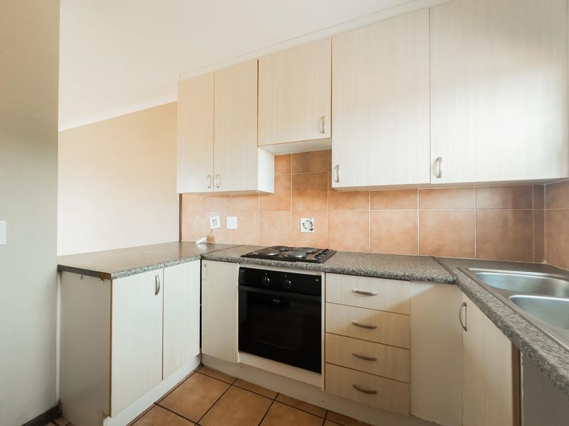 2 Bedroom Townhouse with an Enclosed Balcony - Photo 3