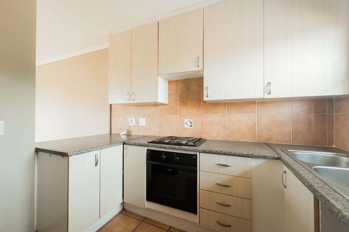 2 Bedroom Townhouse with an Enclosed Balcony - Photo 3