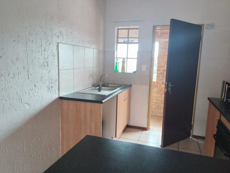 2 bedroom unit, 2 nd floor + security guard - Photo 5