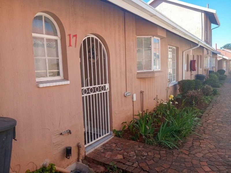 Lovely 2 bedroom townhouse for sale in Norkem Park - Photo 2