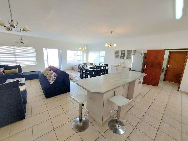 Stunning 3-Bed Home in Sunbay, Steps from the Beach - Photo 4