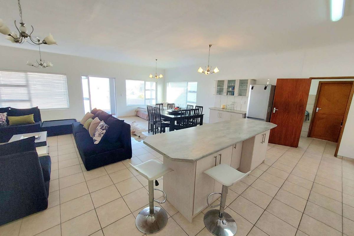 Stunning 3-Bed Home in Sunbay, Steps from the Beach - Photo 4