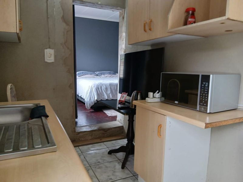 Large Family Home with 2 Flatlets - Photo 10