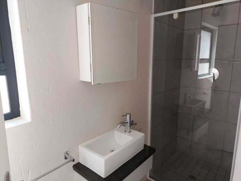 3 BEDROOM APARTMENT FOR SALE NEAR LONE HILL. - Photo 2