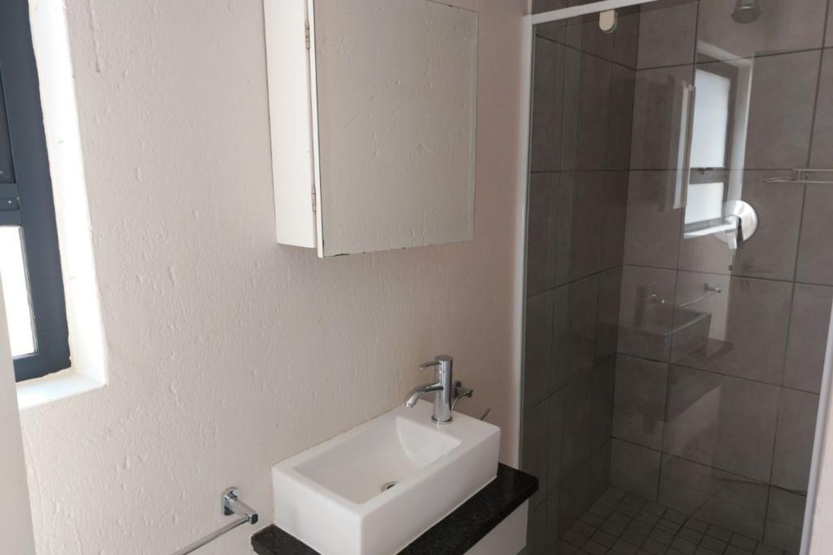 3 BEDROOM APARTMENT FOR SALE NEAR LONE HILL. - Photo 2