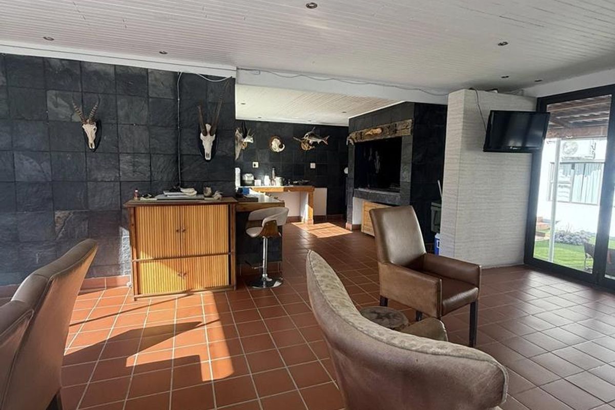 Beautiful 5 bedroom house for sale in Ludwigsdorf Klein Windhoek - Photo 5
