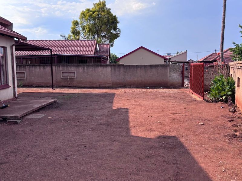 SPACIOUS 3 BEDROOM HOME - Photo 4