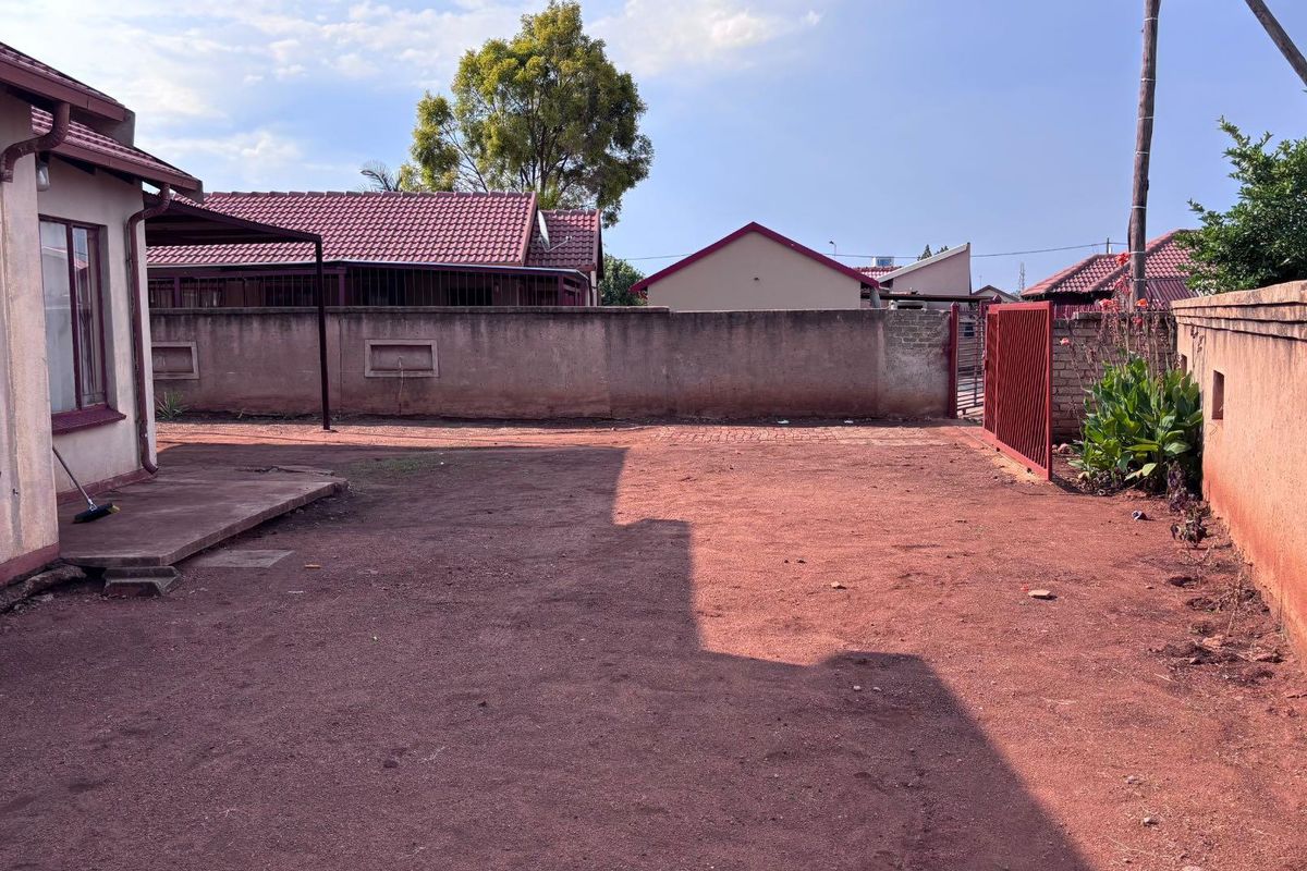 SPACIOUS 3 BEDROOM HOME - Photo 4