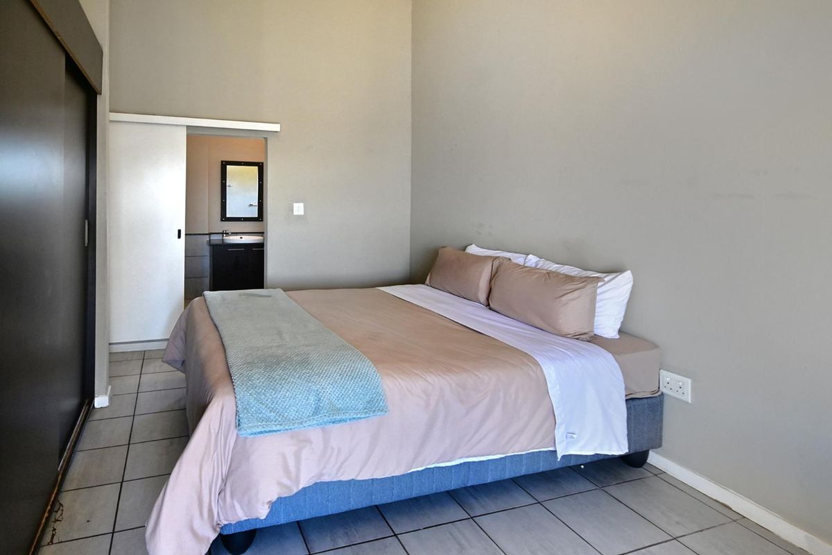 Charming Bachelor Apartment in Secure Estate - Photo 5