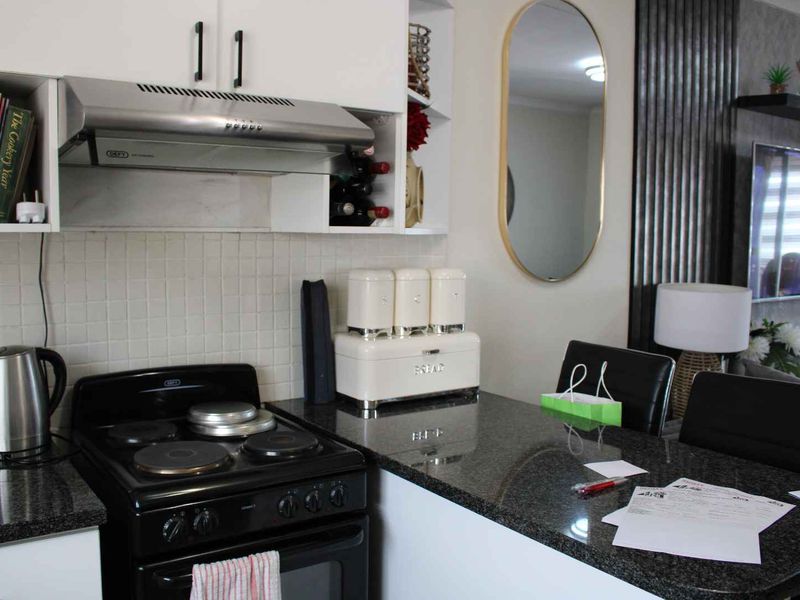 Modern Kitchen & Cozy Lounge in a 2-Bed Delight! - Photo 5