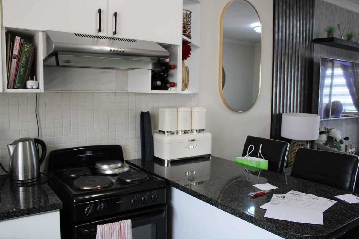 Modern Kitchen & Cozy Lounge in a 2-Bed Delight! - Photo 5