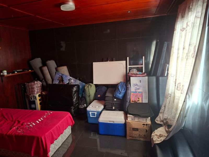 Big Modern 5 Bedroom Family home with a indoor swimming Pool - Photo 9