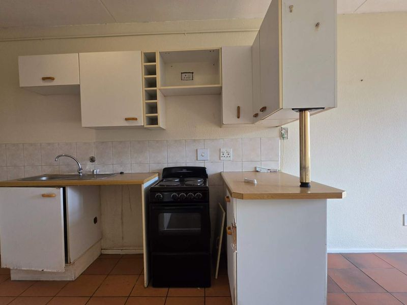 2 Bedroom Townhouse / Apartment for Sale in Florentia Alberton - Photo 6